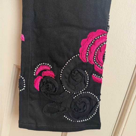 Sassy Thai capris - Picture 2 of 7